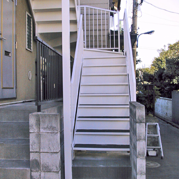 ハウスメンテナンス「外階段のペンキ塗り」